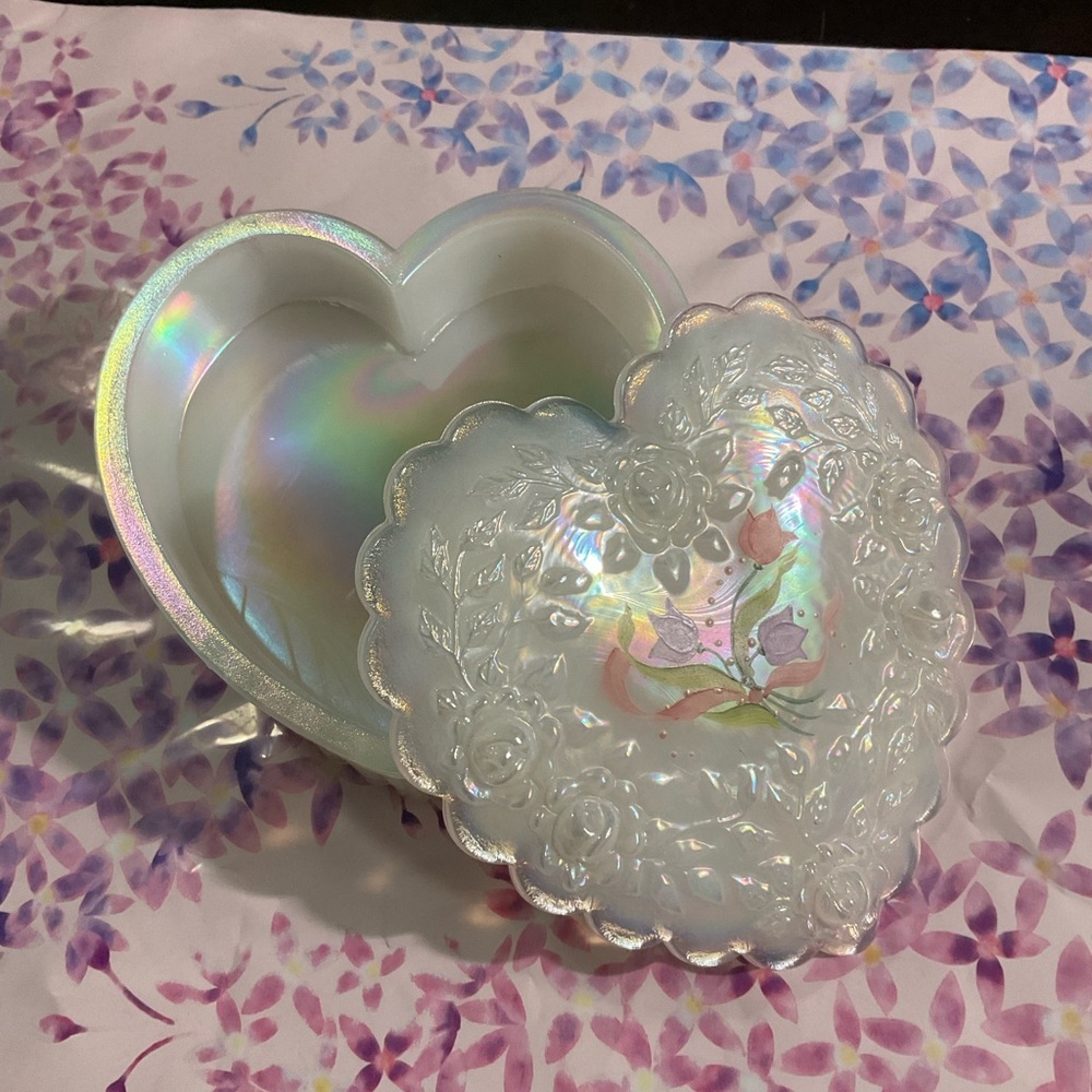 Fenton Glass Iridescent Heart-Shaped Trinket Box. Excellent condition - Picture 2 of 4